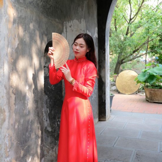 Áo dài truyền thống Việt Nam màu đỏ