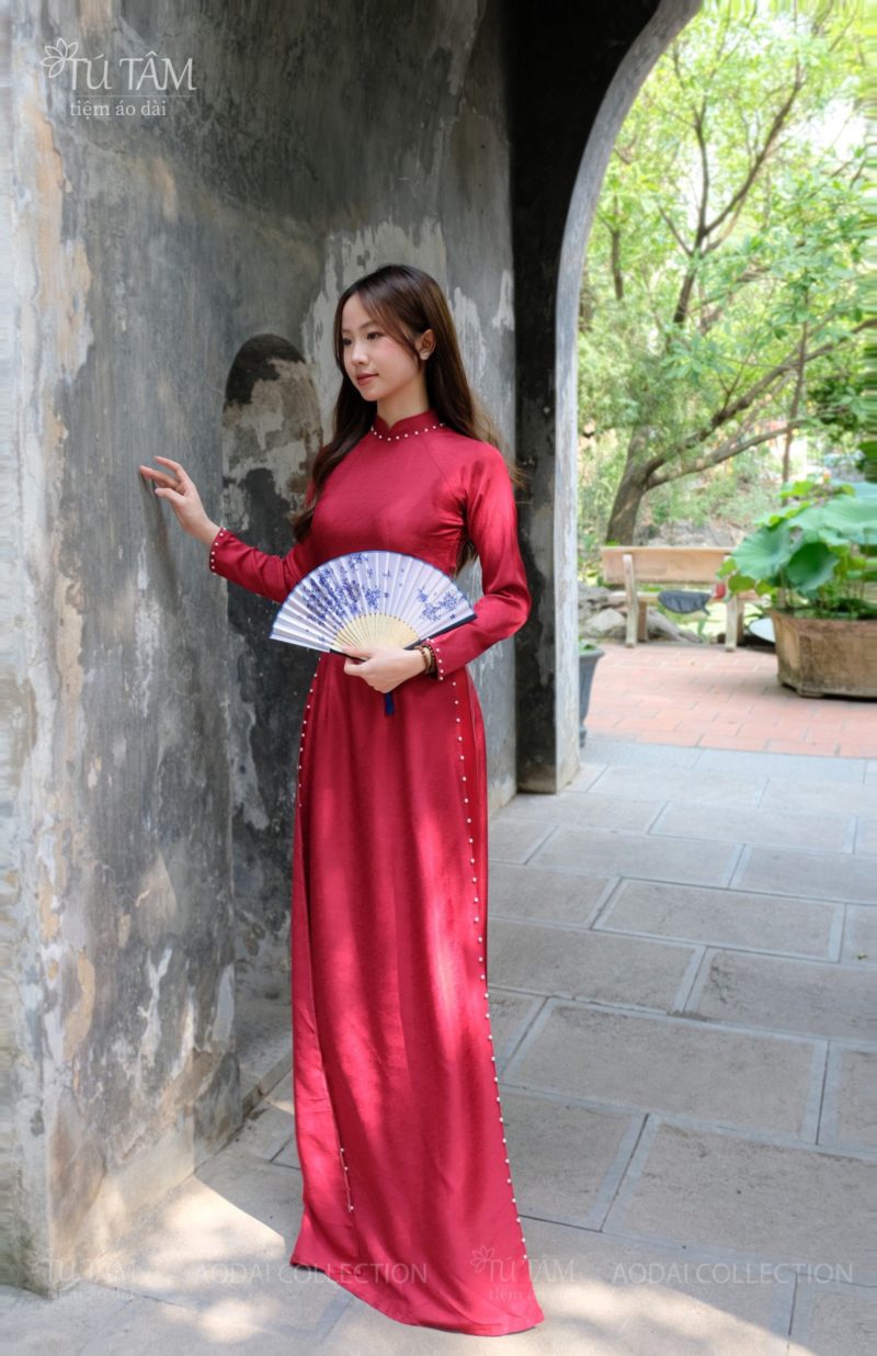 ao dai co canh sen scaled