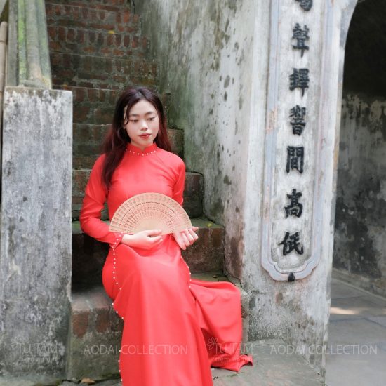 Áo dài truyền thống Việt Nam màu đỏ