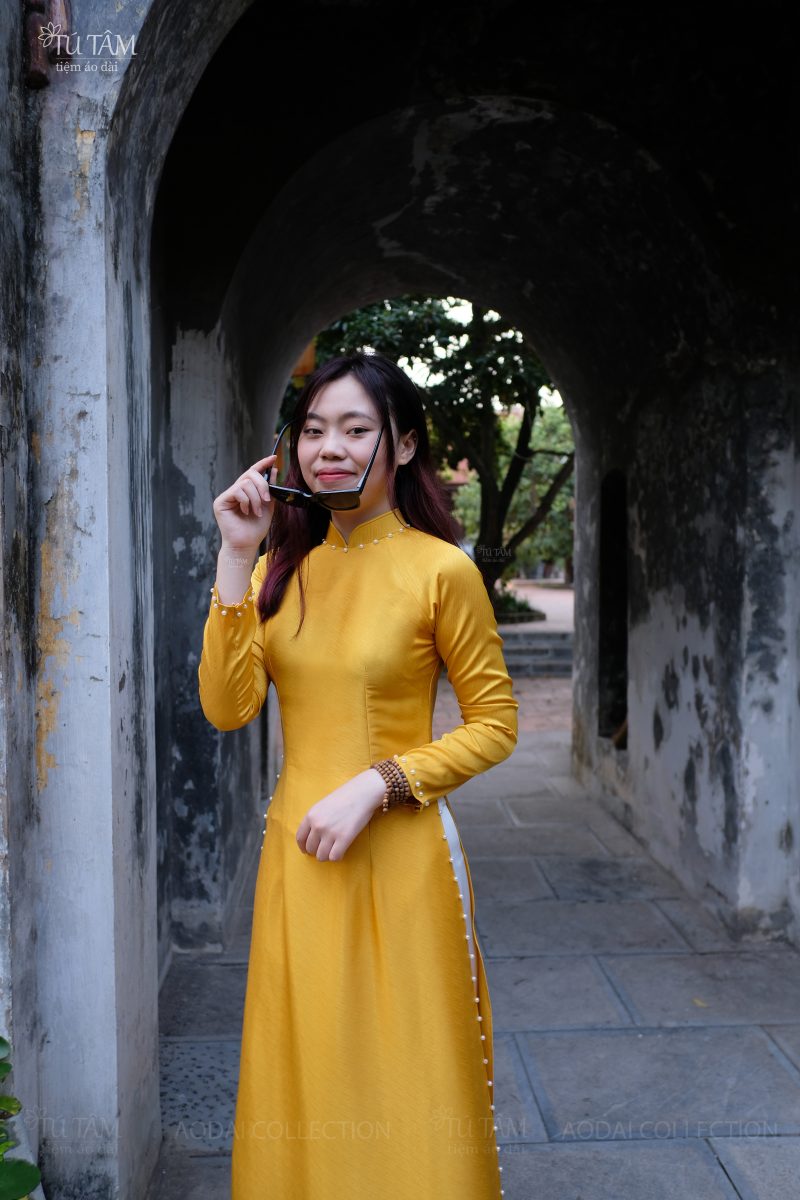 Ao dai mau vang truyen thong 2 scaled