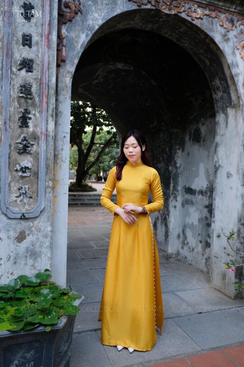 Ao dai mau vang truyen thong 4 scaled