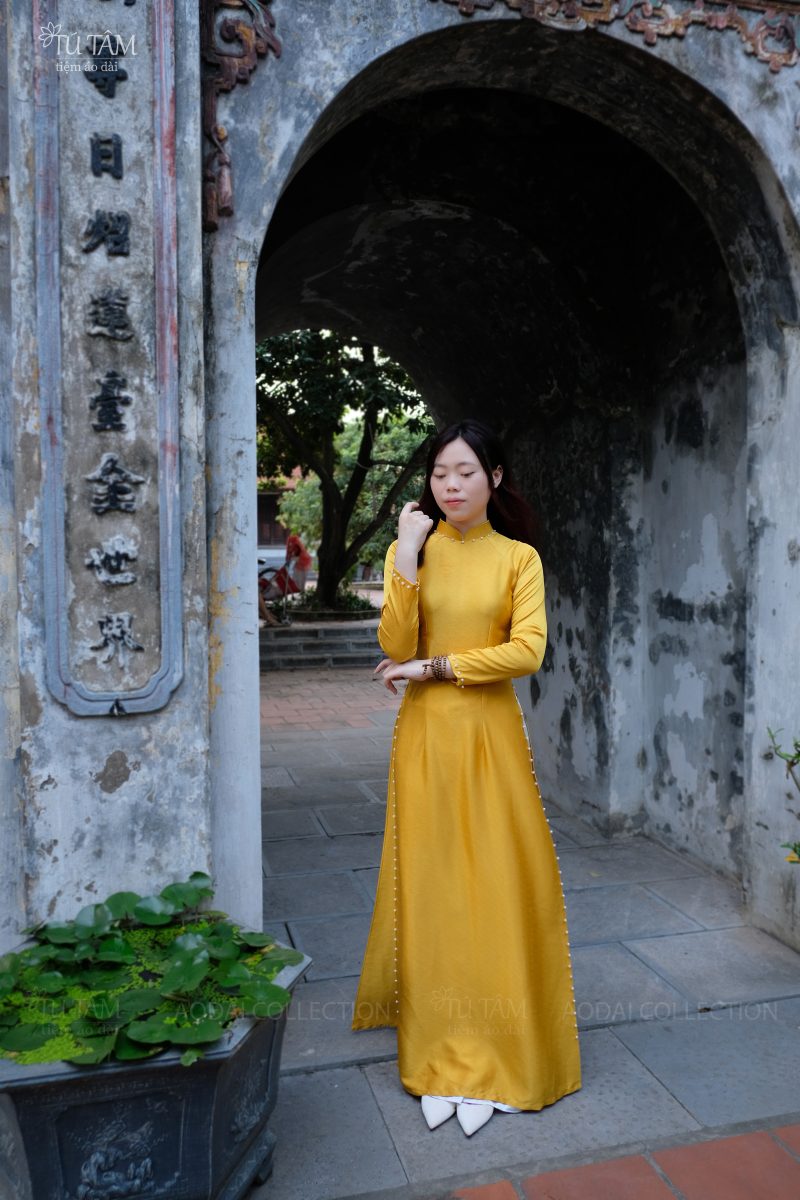 Ao dai mau vang truyen thong 6 scaled