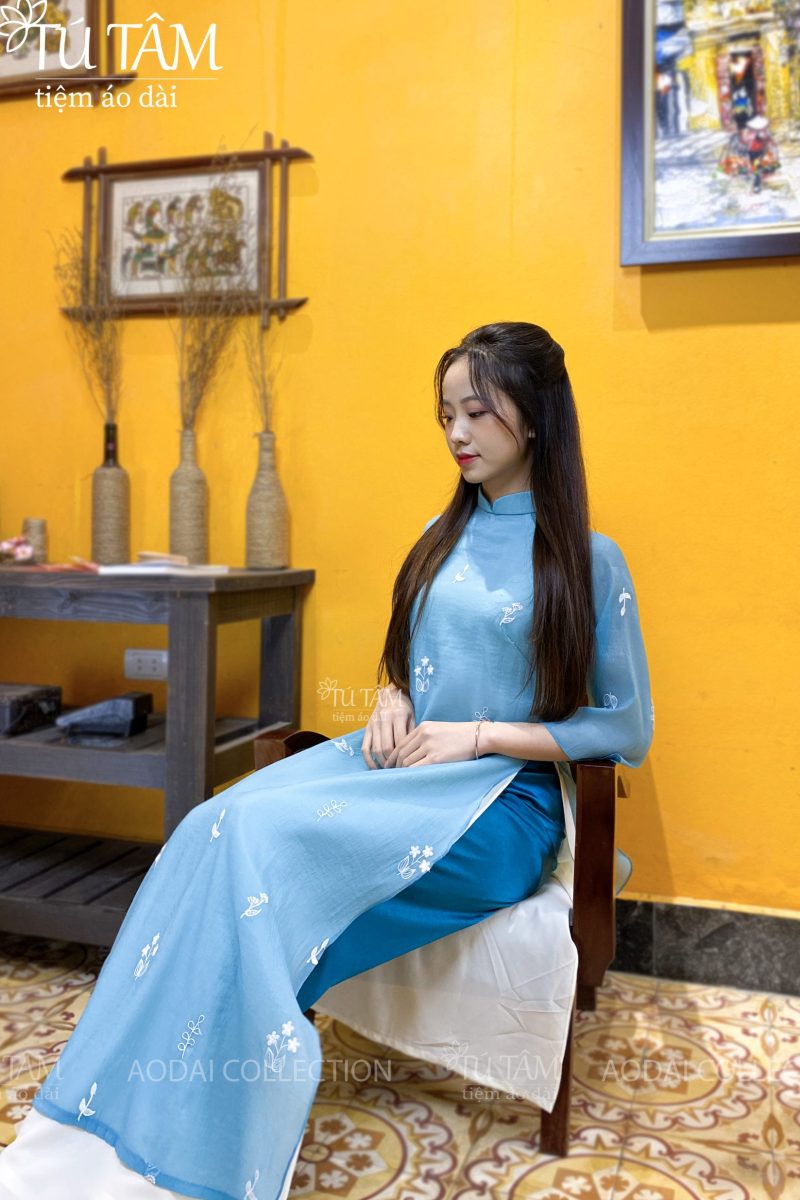 ao-dai-4-ta-cach-tan-tre-trung-mau-xanh-duong