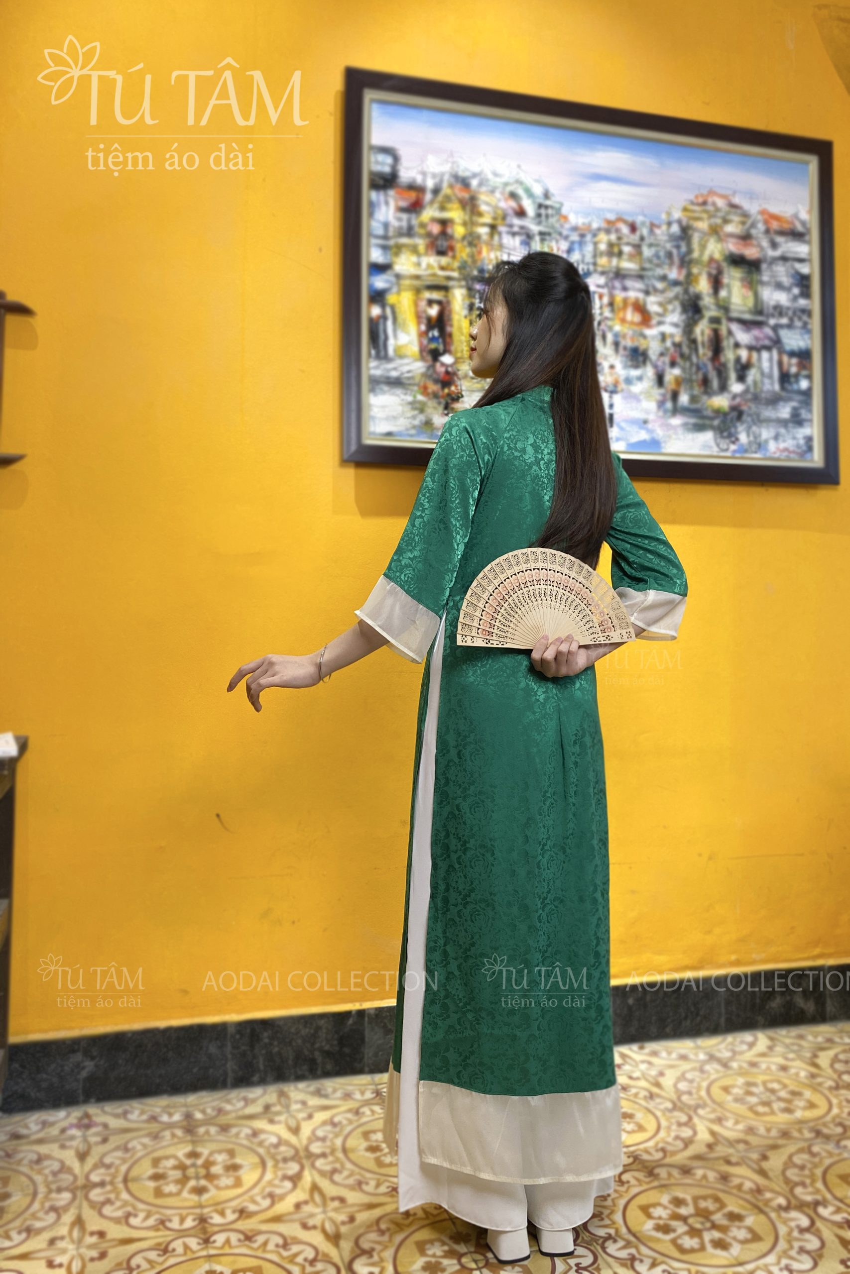 ao-dai-cach-tan-mau-xanh