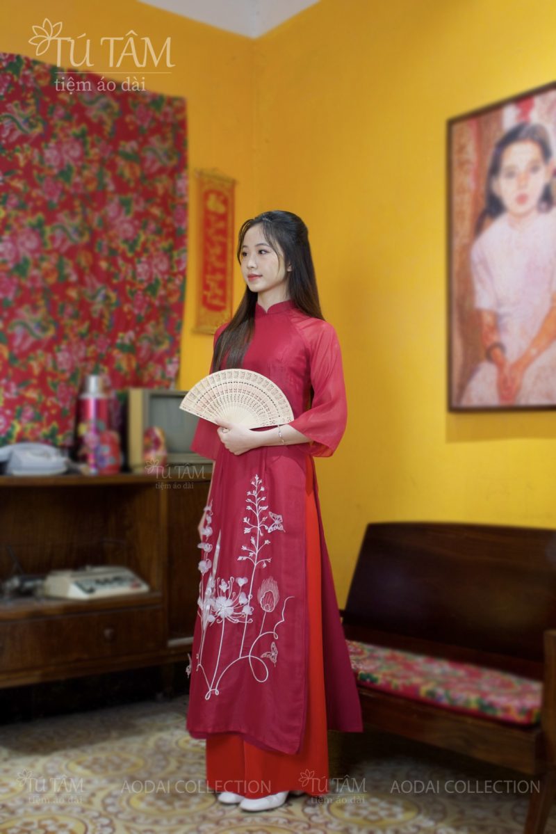 ao-dai-cach-tan-nu-dang-suong-tay-lo-tre-trung-mau-do
