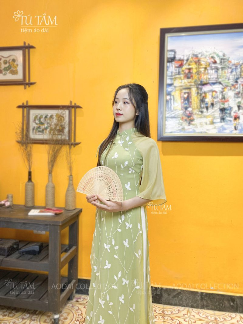 ao-dai-cach-tan-tay-lo-tre-trung