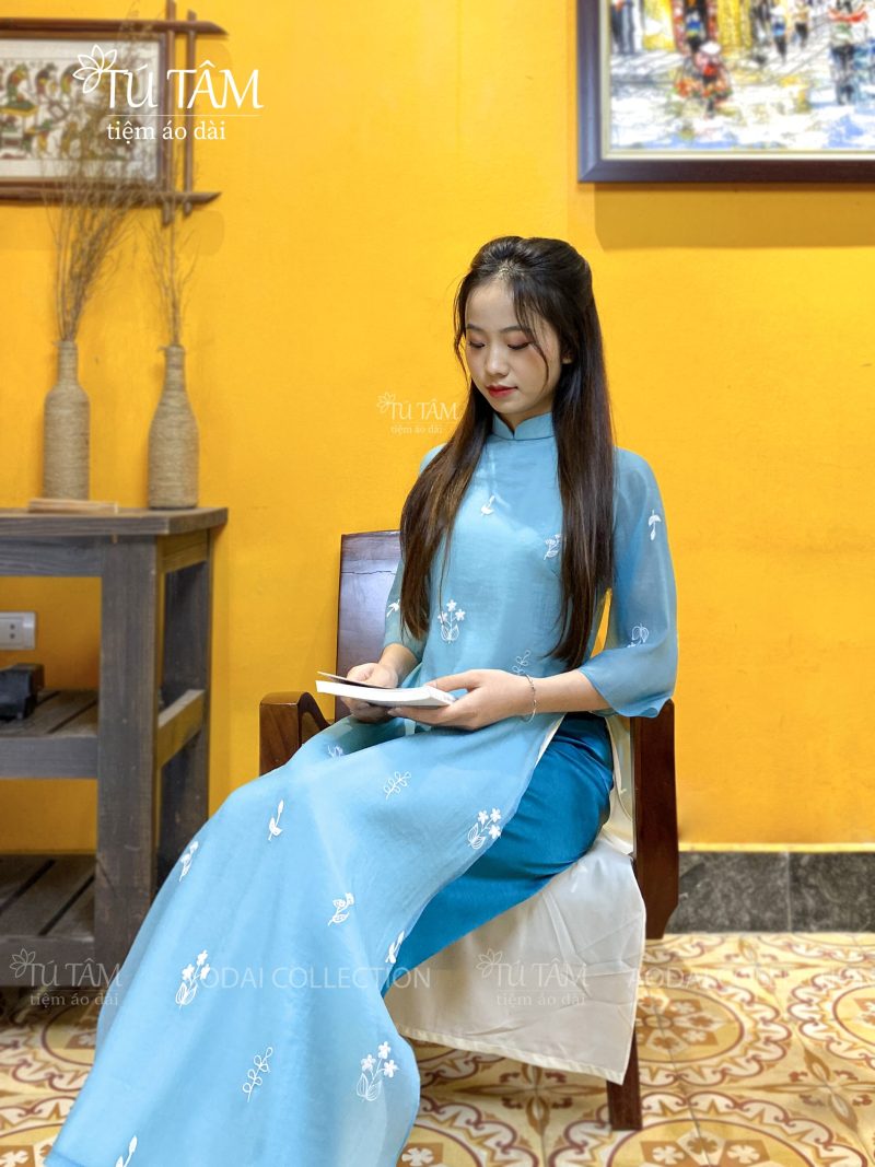 ao-dai-cach-tan-xanh-duong