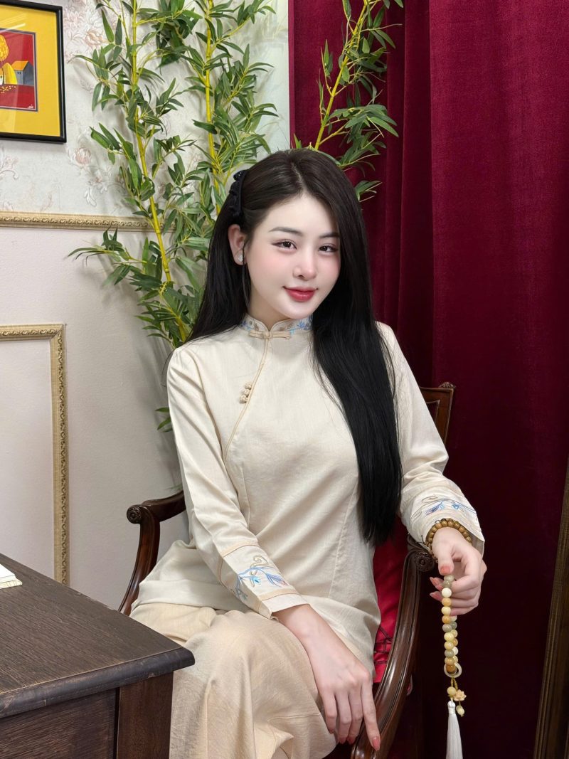 bo-quan-ao-di-chua-truyen-thong-dai-tay-cho-Nu